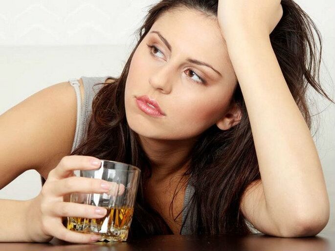 Moteris su alkoholiu